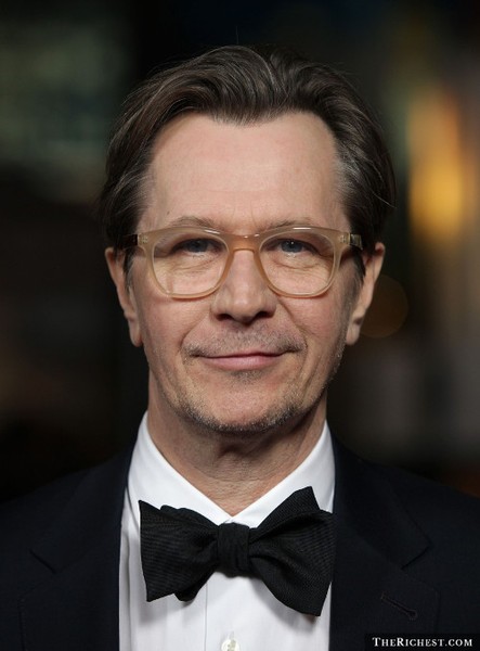  Gary Oldman (13 lần). Gary Oldman là nam diễn viên nổi tiếng người Anh. Oldman bắt đầu sự nghiệp diễn viên từ năm 1979. Gary Oldman được xếp vào danh sách nam  diễn viên đóng vai qua đời nhiều nhất với 13 lần. Đó là vai trong các phim: The Book of Eli, State of Grace, Bram Stoker's Dracula, The Fifth Element, Leon,...